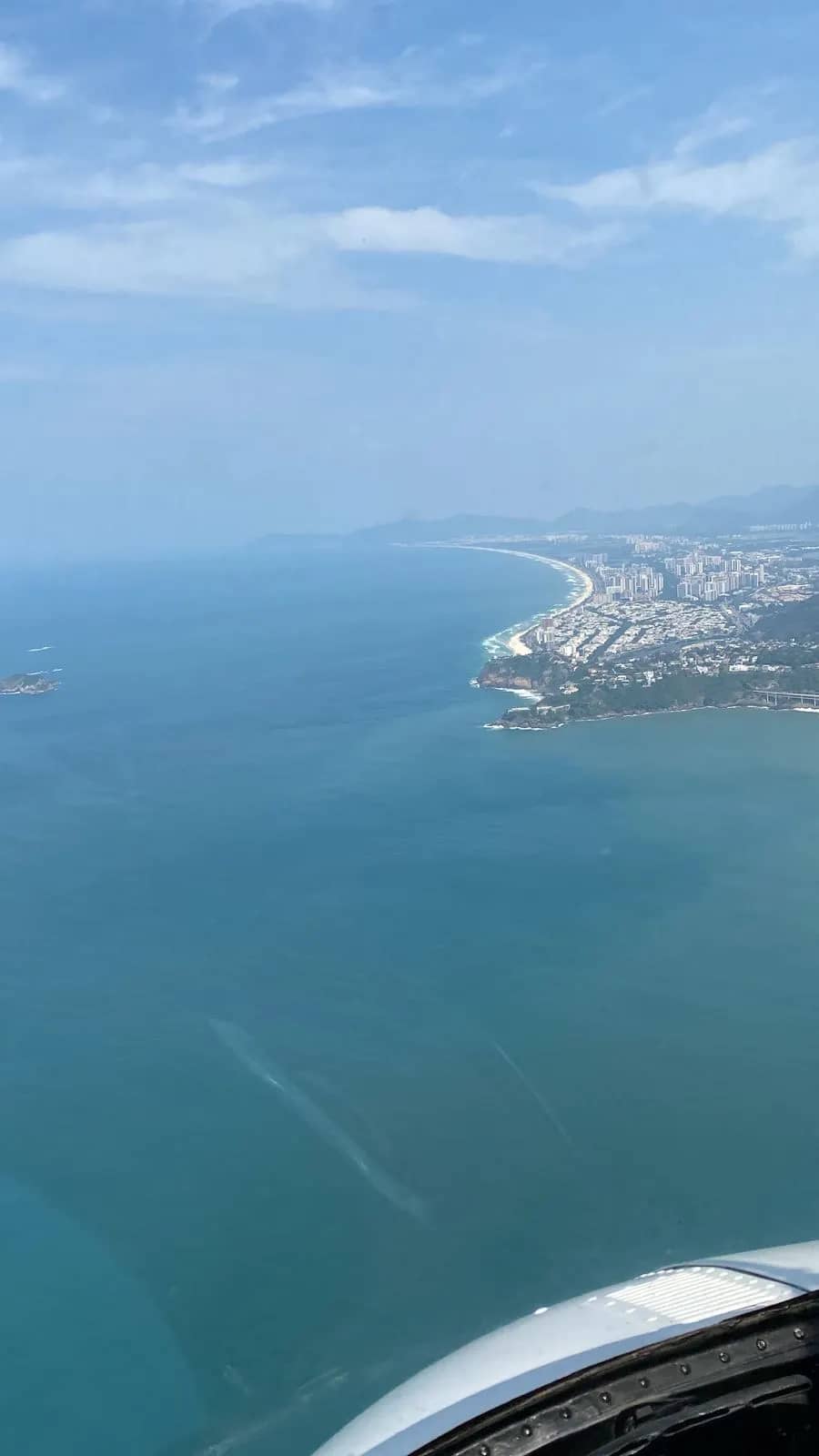 Litoral do Rio visto do alto, com o mar em tons de azul